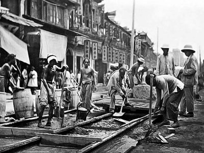 1907 - Laying streetcar trolley rails on Nanjing Road