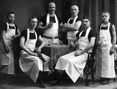 1917 - German butcher and colleagues