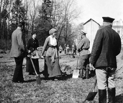 1917 - Grand Duchess Tatiana carrying a litter of dirt