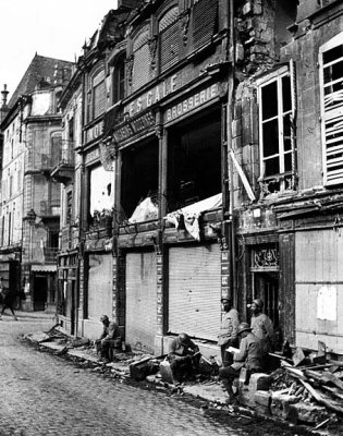 1916 - Amid the ruines of Verdun