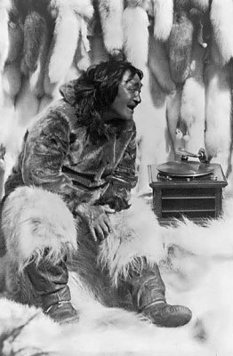1922 - Eskimo enjoying music