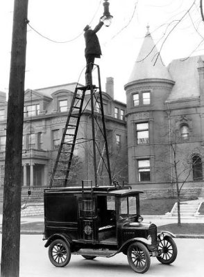 1910 - Changing a light bulb