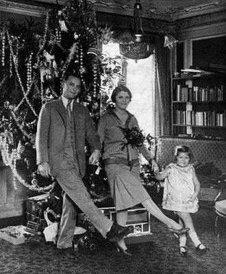 1925 - F. Scott Fitzgerald, Zelda, and little Scotty