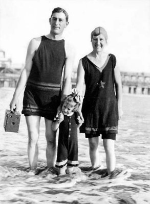 1920's - Family in beachwear