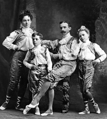 1905 - Family of circus performers