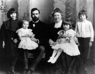 1905 - Ernest Hemingway with his family