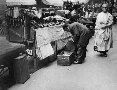 1915 - Street vendor, Lower East Side
