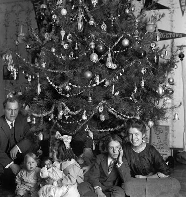 1913 - An annual family Christmas photo