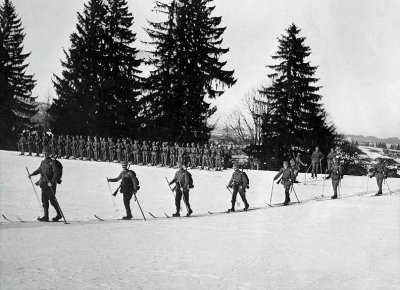 1915 - Austrian soldiers on skis