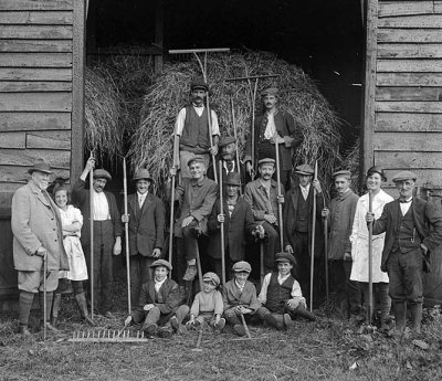 1918 - Farmers, farm hands, children and German POWs