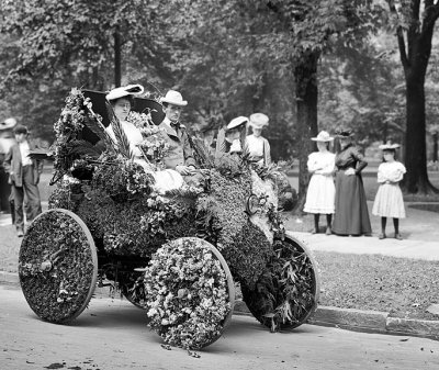 1901 - Car adorned in flowers