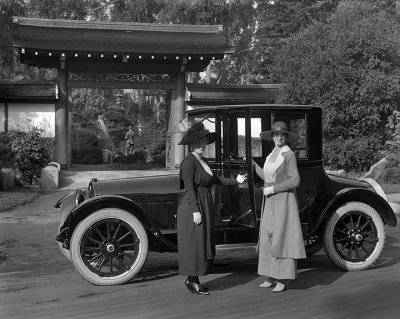1918 - Buick outside the Japanese Tea Garden, Golden Gate Park