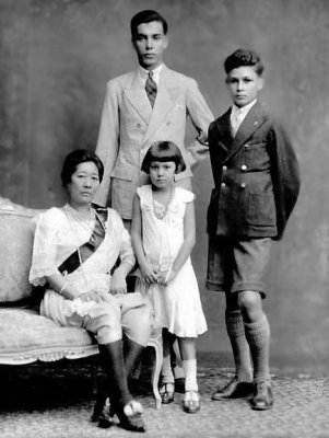 c. 1920 - Siamese family