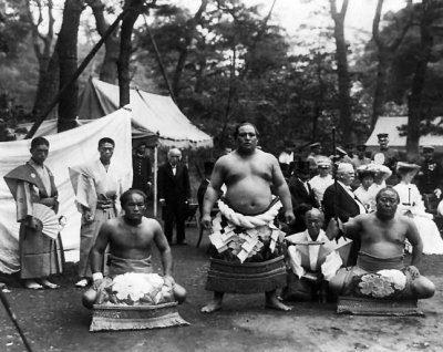 1905 - Sumo wrestlers