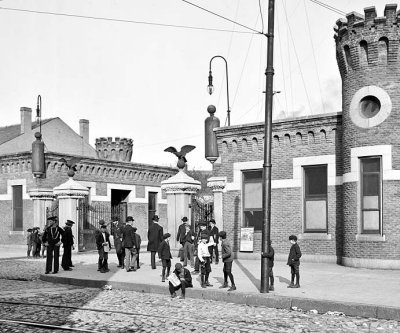1903 - Newsies outside the Brooklyn Navy Yard