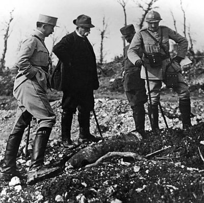 1918 - Georges Clémenceau inspecting an artillery shell
