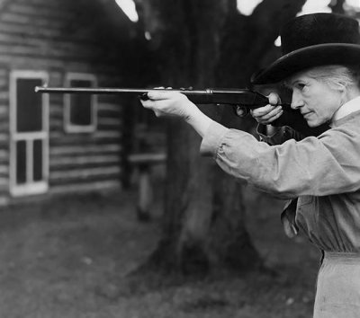 1922 - Annie Oakley taking aim