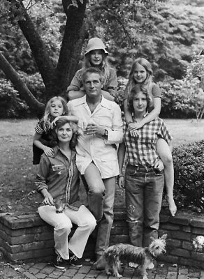 1973 - Paul Newman and Joanne Woodward with daughters