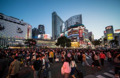 Crossing Shibuya, 2500 people at a time
