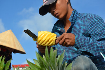 Expert cutting pineapple - Cai Rang Floating market