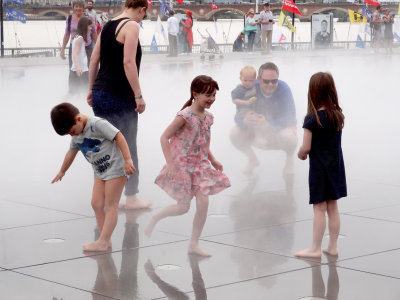 playing in the fountain, Bordeaux