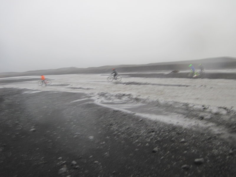 Þau hjóluðu...