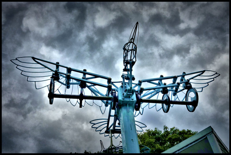 Kinetic bird sculpture