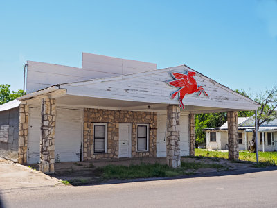 Shuttered gas station, Gatesville, TX