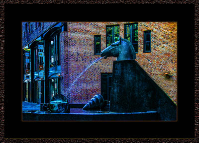 356 = Hestehode på pyramideliknende sokkel av Wenche Gulbransen = 529A3924.jpg