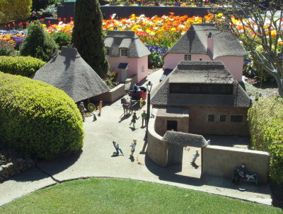 2471: Street scene with thatched roofs and a proposal