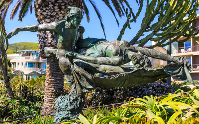 Dancers sculpture along the coast in Laguna Beach