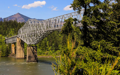 Bridge of the Gods at the Cascade Locks over the Columbia River Gorge