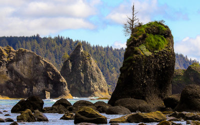 Hole-in-the-Wall and Split Rock on Rialto Beach in Olympic National Park