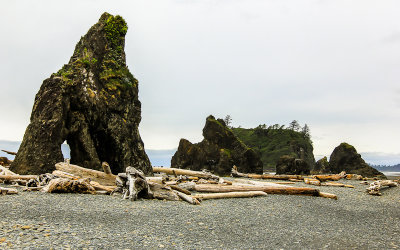 Rock formations and driftwood on Ruby Beach in Olympic National Park