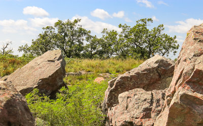 Boulders and trees along the Circle Trail in Pipestone National Monument