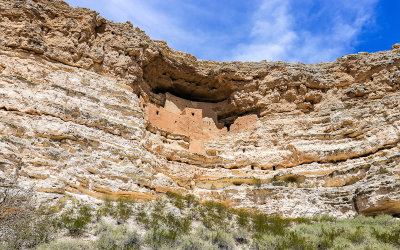 Cliff dwelling 100 feet above the valley in Montezuma Castle National Monument 