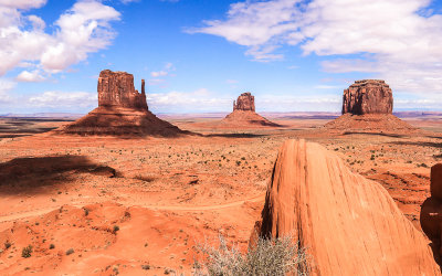 View from Mitchell Mesa; West and East Mitten buttes and Merrick Butte in Monument Valley