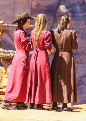 Visitors at Horseshoe Bend in Glen Canyon NRA