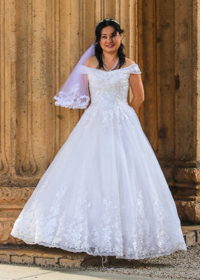 Woman having wedding pictures taken at The Palace of Fine Arts in San Francisco