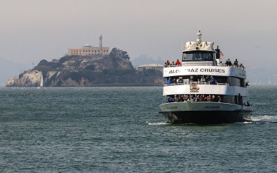 Alcatraz tour boat returns from Alcatraz Island