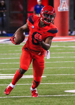 Arizona Slot Receiver Shun Brown races around the right end