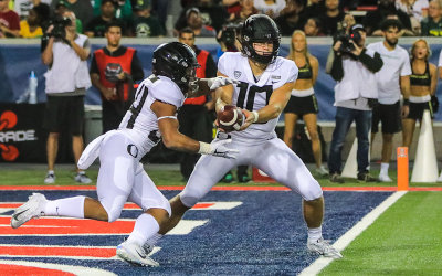 Oregon QB Justin Herbert hands off in the end zone to RB CJ Verdell
