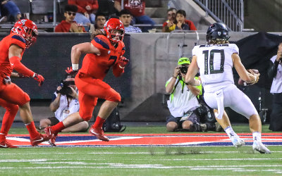 Wildcats MLB Schooler closes on Ducks QB Herbet
