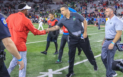 Arizona Coach Sumlin accepts congratulations from Oregon Coach Cristobal as the game ends