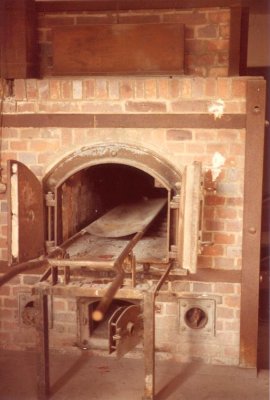 Dachau_07_Crematory_Oven.jpg