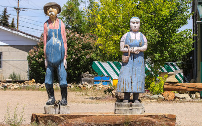 Ma and Pa life-sized wood carvings in Kemmerer Wyoming