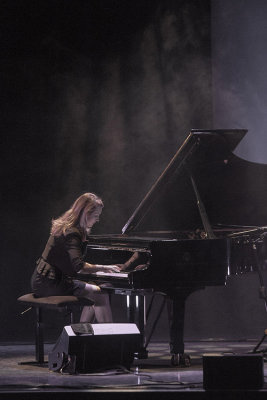 Sarah McKenzie, piano