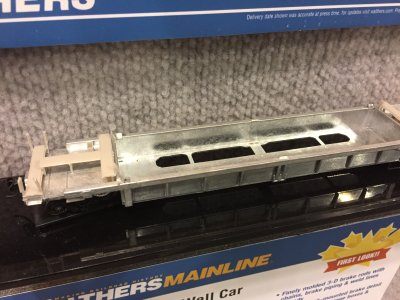 Vendor - Walthers - HO Thrall rebuilt 40ft well car 2.JPG