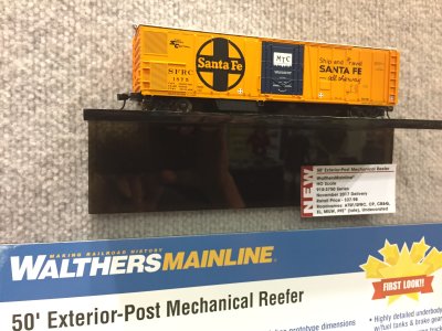 Vendor - Walthers HO 50 ft Mech Reefer ATSF 1.JPG