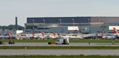 September 2007 - a variety of Northwest Airlines aircraft at MSP shortly after sunset